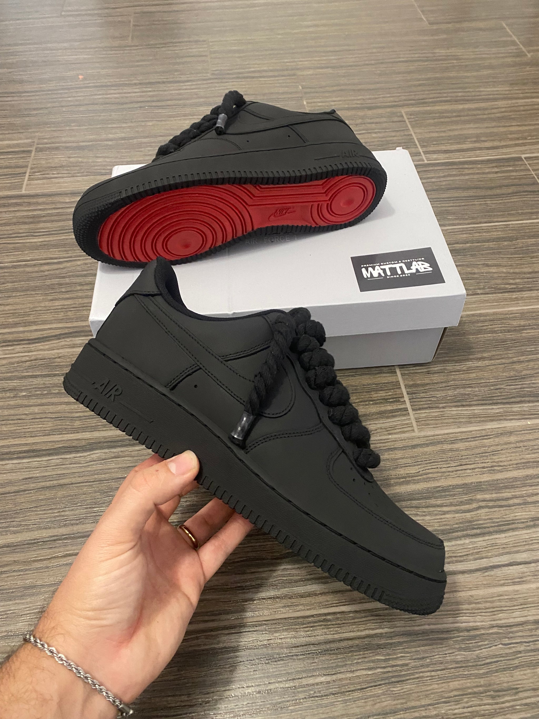 Air Force 1 Custom Nero opaco suola rossa